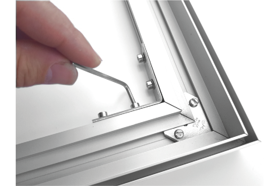 Eco Eckverbinder wird festgezogen
