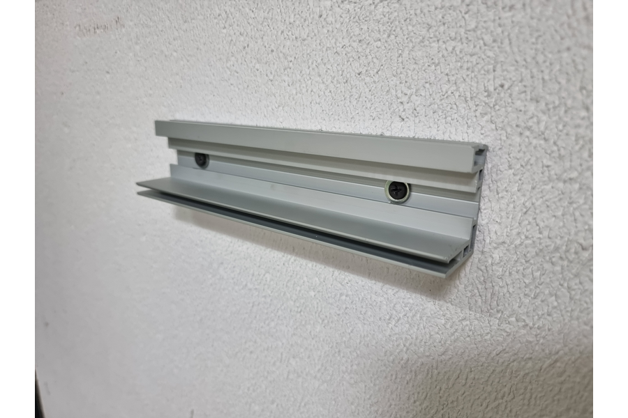 Untere Profilleiste des Eco 32es Out direkt an der Wand verschraubt